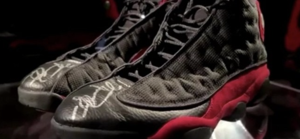 Basketbol efsanesi Michael Jordan'ın 1998 yılındaki NBA final maçında giydiği spor ayakkabıları, açık artırmada büyük ilgi gördü ve rekor bir fiyatla satıldı.