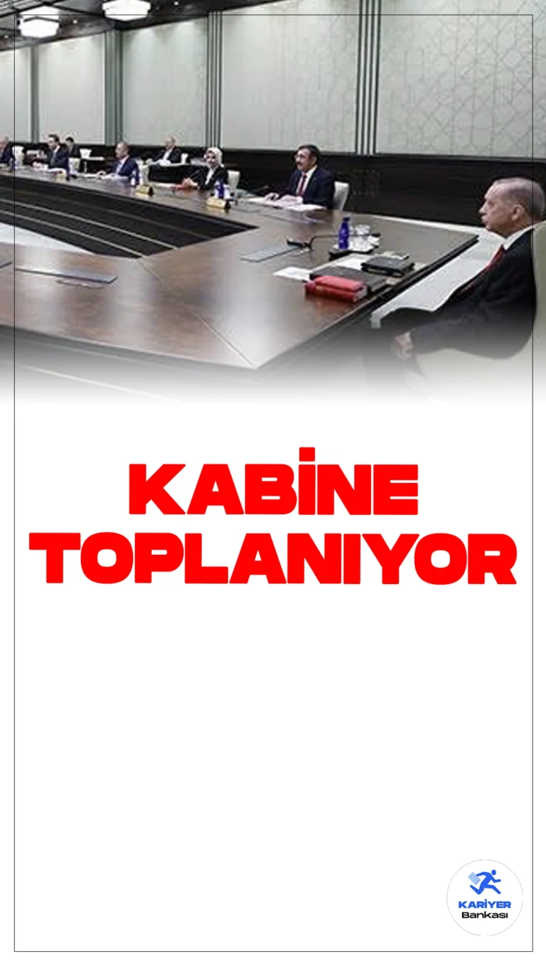 Kabine Bugün Toplanacak: Ekonomi Başlıkları Gündemde.Milyonlarca emekli ve memurun gözü kulağı, Kabine Toplantısı'na çevrildi. Cumhurbaşkanı Recep Tayyip Erdoğan başkanlığında toplanacak olan Kabine, Türkiye'nin iç ve dış siyasi meselelerine ilişkin birçok konuyu ele alacak. Ana gündem maddesi ise 3 Temmuz'da açıklanacak enflasyon rakamları olacak.