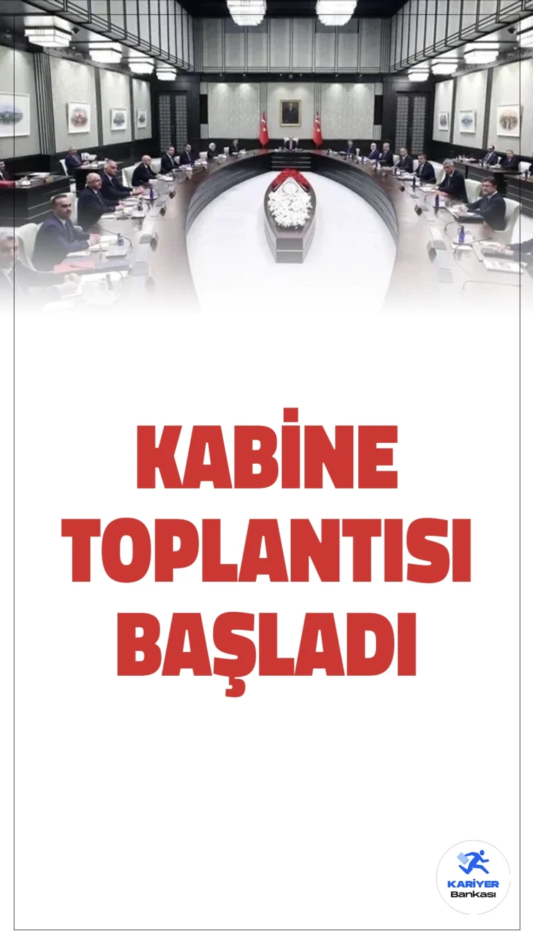 Kabine Toplantısı Cumhurbaşkanı Erdoğan Başkanlığında Toplandı.Cumhurbaşkanlığı Kabinesi, Cumhurbaşkanı Recep Tayyip Erdoğan başkanlığında toplandı. Toplantıda Suriye'deki son gelişmeler ve yeni asgari ücret çalışmaları masaya yatırıldı.
