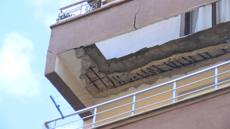 balkon çöktü