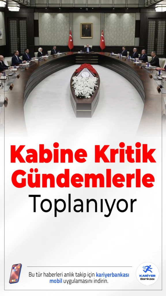 Kabine Kritik Gündemlerle Toplanıyor.Cumhurbaşkanlığı Kabinesi, Cumhurbaşkanı Erdoğan başkanlığında haftaya yoğun gündemle başlıyor. Suriye, Gazze ve Türkiye'nin terörle mücadelesi toplantının ana başlıkları arasında yer alıyor.